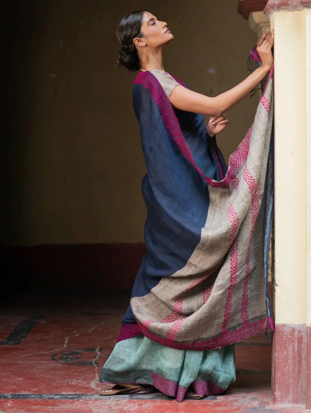 Handwoven Elegance. Exclusive Linen Kantha Patli Saree - Ocean Tones