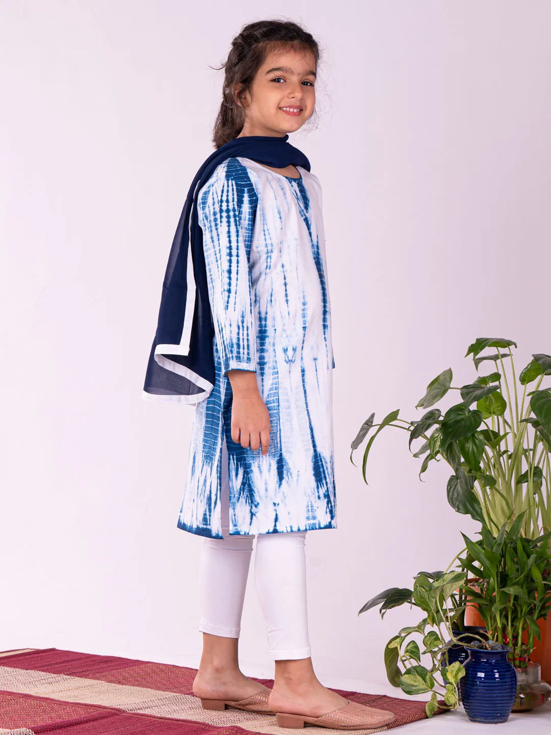 Jashvi Girls Blue & White Pure Cotton Tie-Dye Kurta Leggings & Dupatta Set