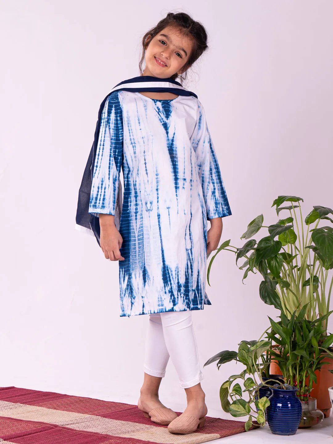 Jashvi Girls Blue & White Pure Cotton Tie-Dye Kurta Leggings & Dupatta Set